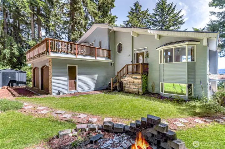 Welcome home to relaxation and tranquility. Enjoy bbqs on the huge deck over the garage. Welcome home to relaxation and tranquility. Enjoy bbqs on the huge deck over the garage.