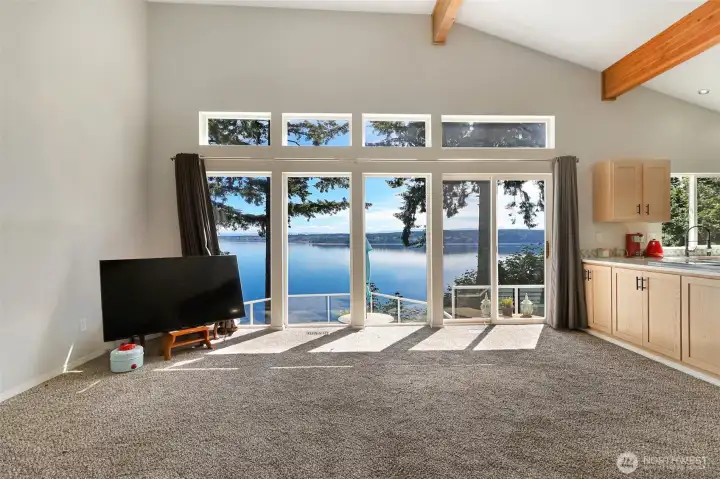 Nice sized family room, lots of light and majesty Nice sized family room, lots of light and majesty