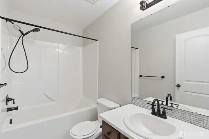 Upstairs full bathroom