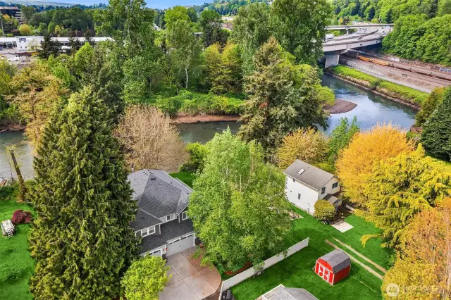 This River house is a link between nature and city, a wonderful opportunity.