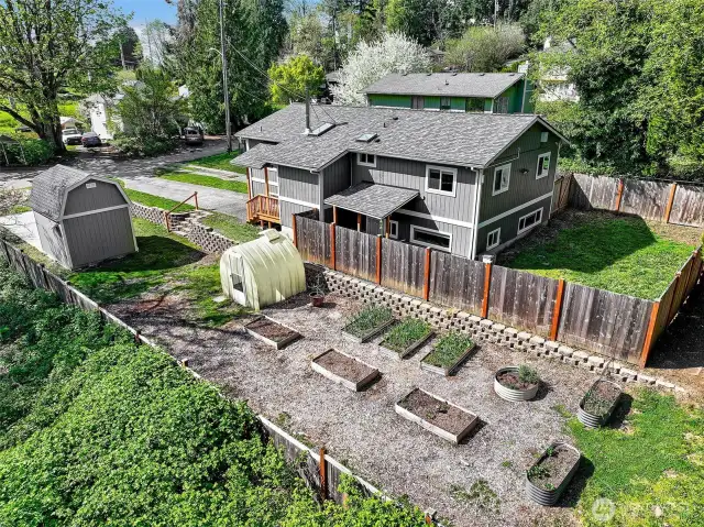 Plenty of space for gardening.
