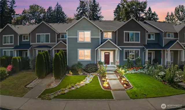 Welcome Home to this fantastic Puyallup Townhouse! Front yard is artificial turf - low maintenance and always green!