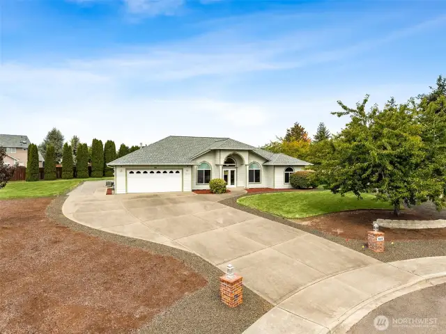 Situated on an acre's worth of valuable land and in the highly desirable Olympia community of McAllister Park, this home is located on a quiet, private culdesac and has a large, oversized driveway with accents of lighted beams and mature landscaping