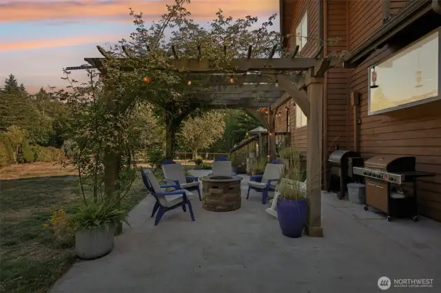 Another peaceful setting to relax in the evening gathered around the fire.