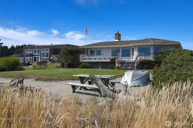 Sprawling lawn and sand as you step outside, this is a heavenly lifestyle.