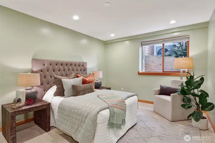 Large lower level bedroom w/walk-in closet
