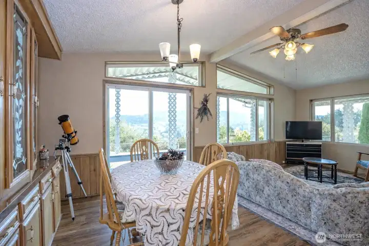 Gracious dining area perfectly positioned to capture Mt. Rainier’s breathtaking views—an elegant setting for everyday meals or special gatherings.