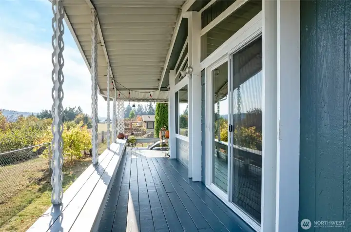 Additional look at the surrounding scenery.