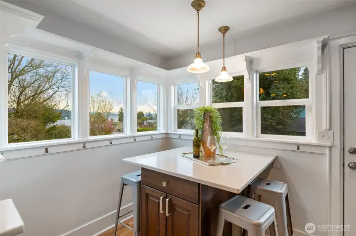 Beautiful eating area where you can bathe in the sun and views