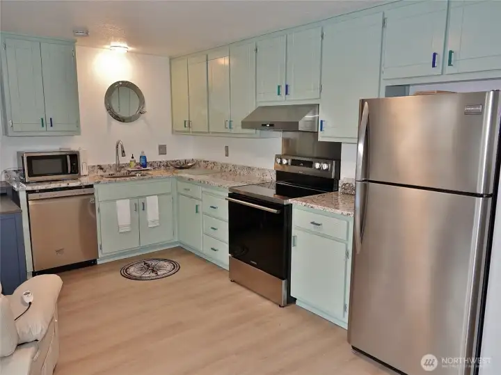 Comfortable and stylish Kitchen w/ all appliances.