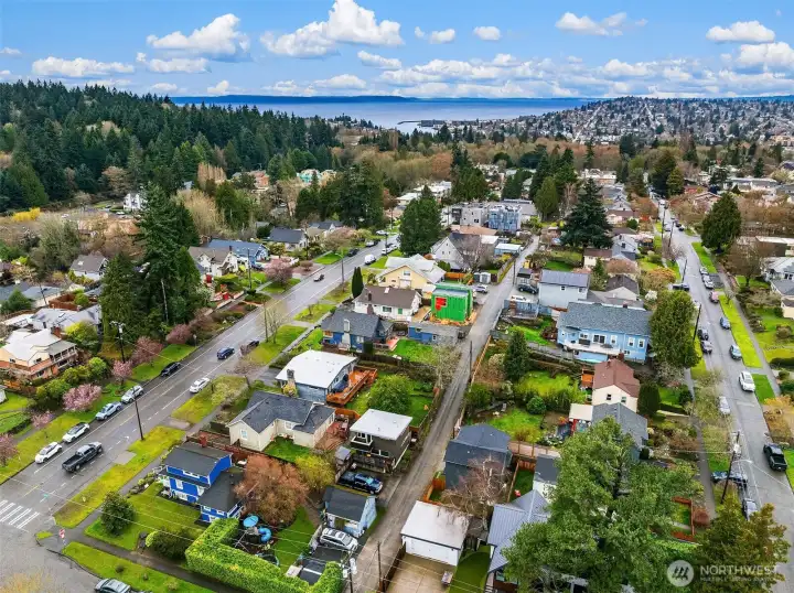 This cheerful residence is conveniently located to Magnolia Village, Magnolia Community Center, Elliott Bay Marina, Discovery Park, Expedia’s headquarters at the foot of the Magnolia Bridge, Fisherman’s Terminal, Ballard Locks, Amazon Campus & South Lake Union, Myrtle Edwards Waterfront Park, Public Market, Seattle’s re-imagined waterfront and Aquarium, Colman Ferry Terminal, Seattle Center, Space Needle and Chihuly Gardens, and is an effortless commute to downtown!