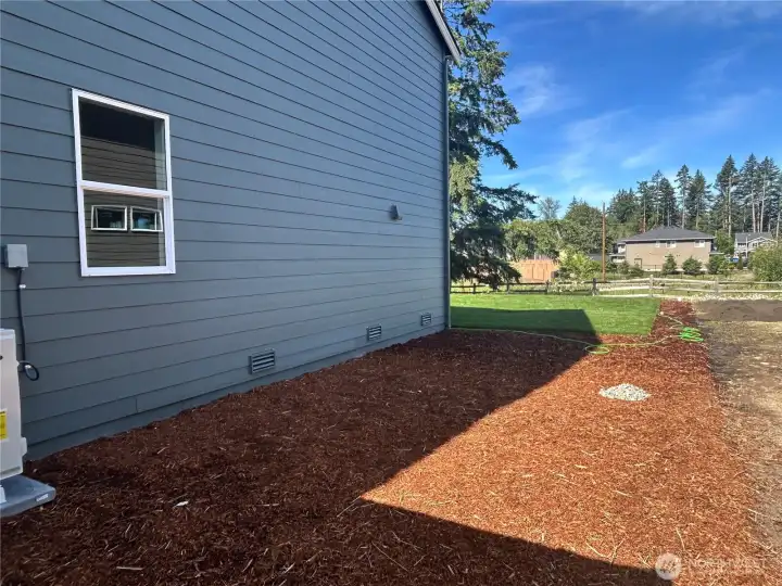 Spaceous side yard for dog run, shed, or raised bed garden plot. Spaceous side yard for dog run, shed, or raised bed garden plot.