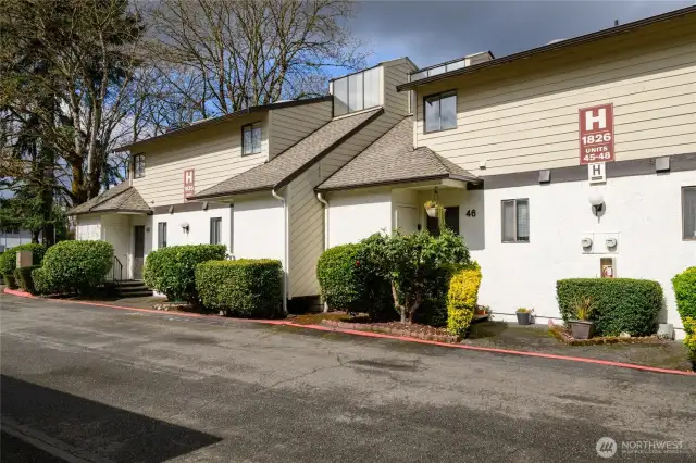 Offering a perfect blend of a convenient location, and desirable amenities, this Holly Glen condo is an excellent opportunity for homeowners and investors alike.
