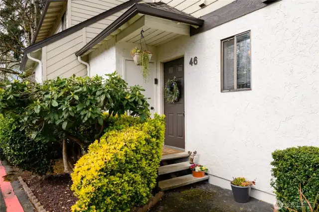 Situated near scenic trails, Kent Station, shopping, dining, and major highways, this home provides easy access to entertainment, daily necessities, and commuter routes.