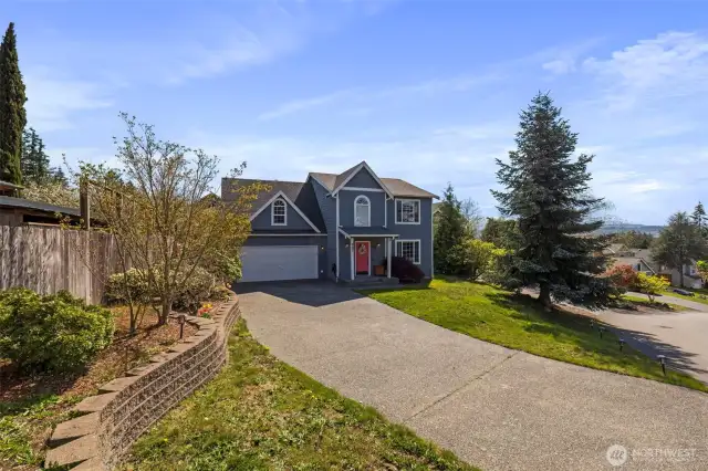 Long driveway with plenty of parking
