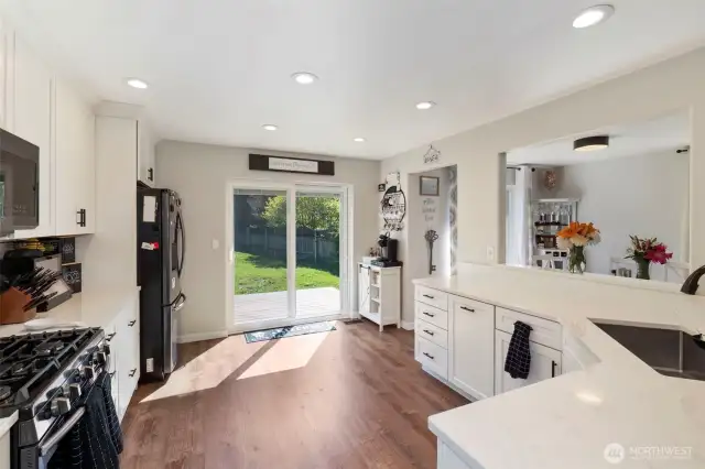 Gorgeous kitchen, tons of natural light, countertop and cabinet space.