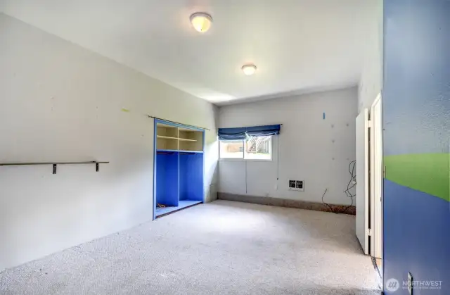 Detached bldg lg room