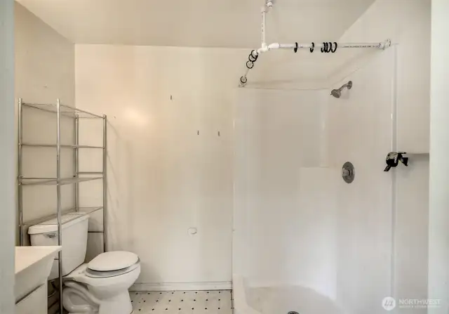 Detached bldg 3/4 bath
