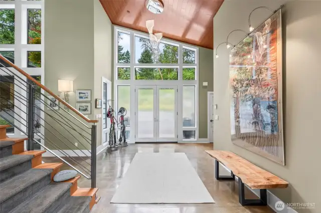 Light and volume define the entry experience. A stunning blend of form and function, the foyer doubles as a gallery space and sets a tone of modern artistry from the moment you arrive.