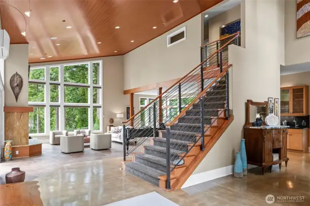 A modern sculptural element in itself, the floating staircase anchors the home’s interior flow. The combination of steel, wood, and architectural volume reinforces the home’s refined and contemporary personality.
