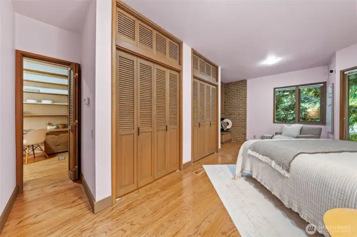 Don’t forget to check out the hidden, versatile den/office—enhancing the suite’s flexibility!