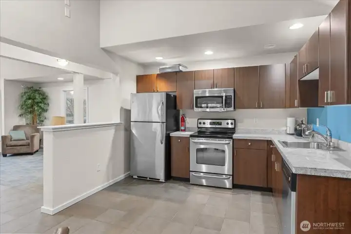 From potlucks to parties, the full kitchen makes it easy to serve, host & celebrate without the hassle.