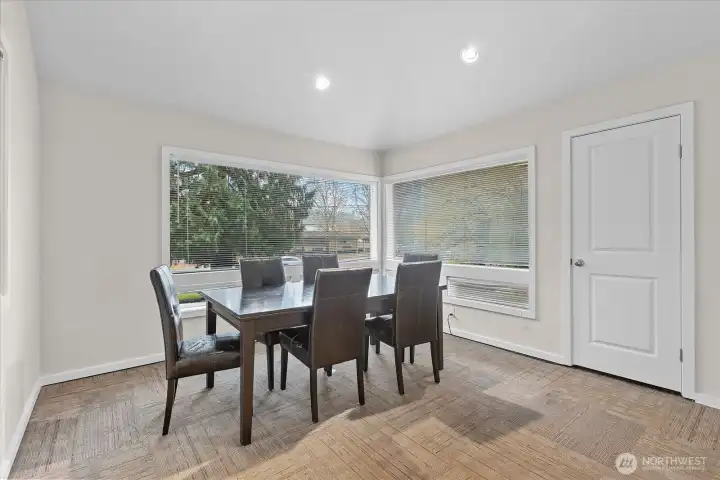 Hosting a crowd or running a meeting? The larger table adapts perfectly — ideal for family celebrations, team gatherings or casual co-working sessions.