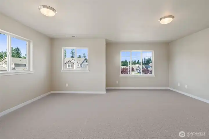 Oversized bonus or 4th bedroom