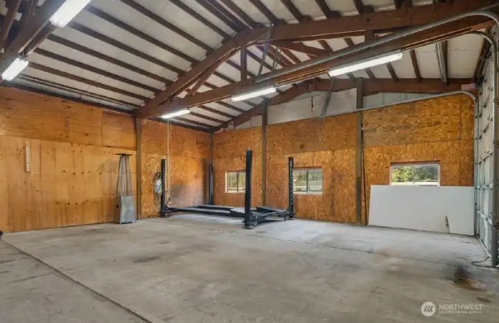 Massive shop with car lift