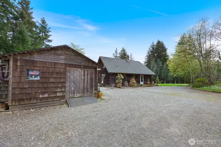 Nice circular driveway for added convenience