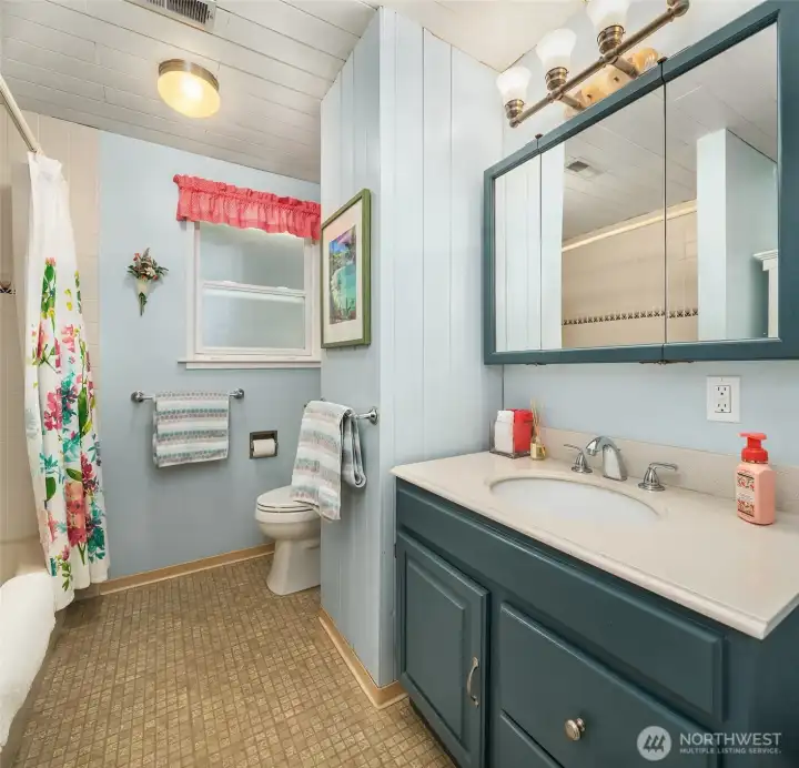 Cheery bath on the main floor.