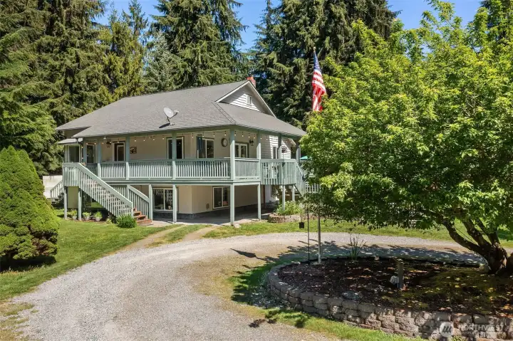 Welcoming and convenient circular drive. Come see this great spot today!