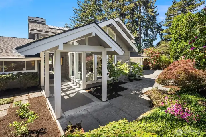 Walkable to Main Street shopping, restaurants, beaches, and multiple parks, this thoughtfully renovated residence offers easy living and a fabulous floor plan that showcases sparkling views of Meydenbauer Bay.