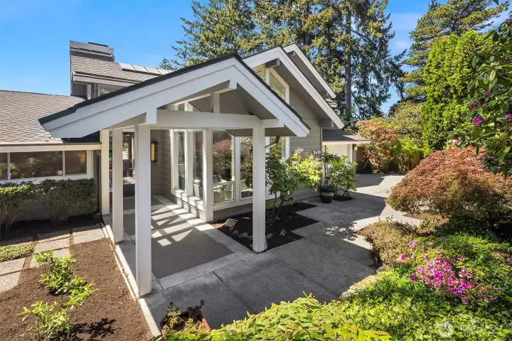 Walkable to Main Street shopping, restaurants, beaches, and multiple parks, this thoughtfully renovated residence offers easy living and a fabulous floor plan that showcases sparkling views of Meydenbauer Bay.