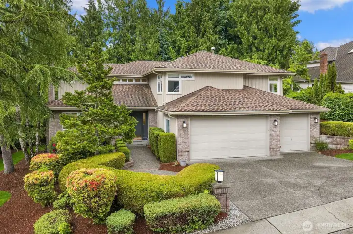 Updated Chaffey home in The Lakes in Montreux - one of Issaquah's premier neighborhoods. 3290 sq ft, 4 bedrooms, plus den, plus bonus room (which technically is a 5th bedroom)