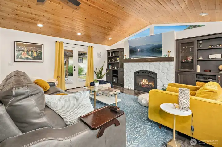 Expansive, light-filled space to stretch out and relax.
