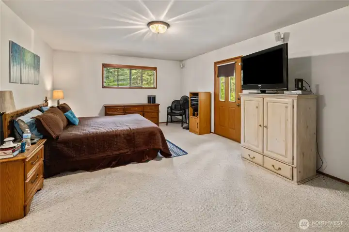 Spacious Primary Bedroom w/en suite