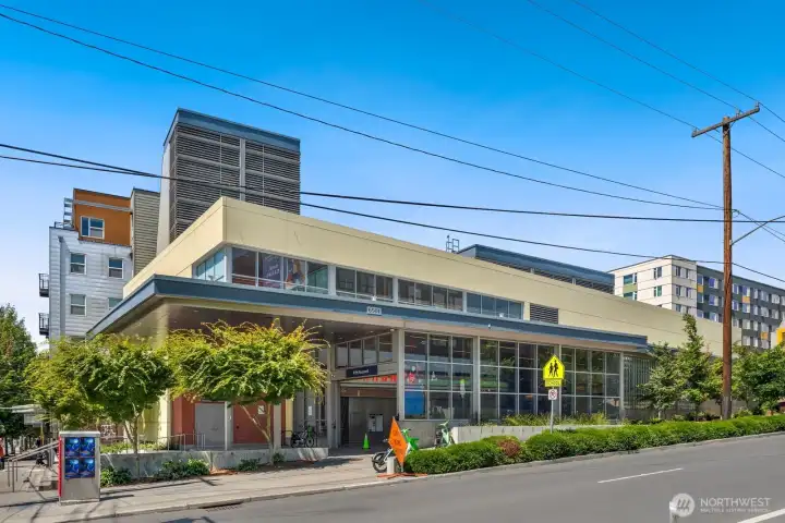 Easy access to the Roosevelt Link Light Rail (less than a 10 minute stroll!) makes commuting to Downtown, Capitol Hill, the University District, and Sea-Tac Airport remarkably convenient.