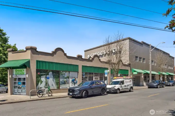 Neighborhood favorites like Gregg's Greenlake Cycle are just around the corner, making it easy to explore the city on two wheels.