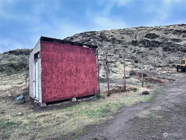 Smaller outbuilding for chicken coop or dog kennel