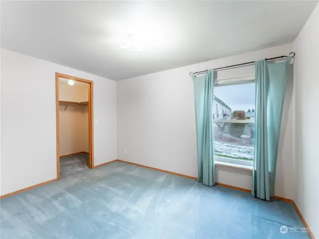 Large bedroom with Walk-in Closet