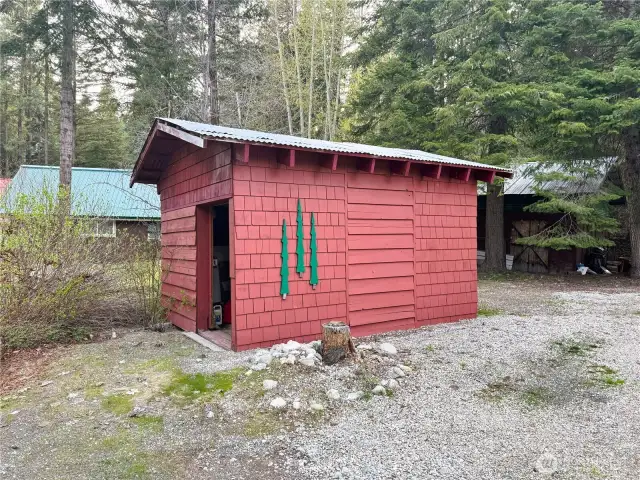 Large storage shed with dual entry