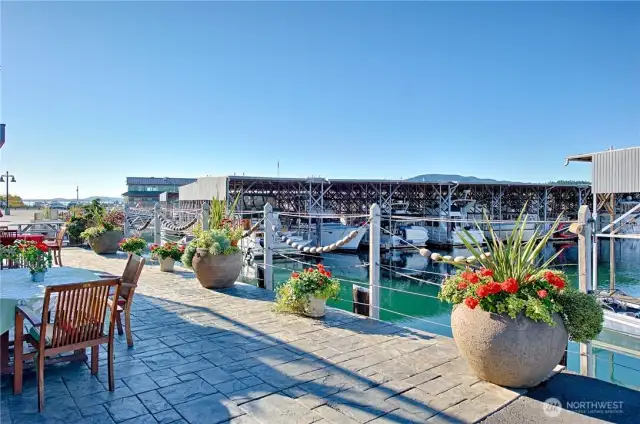 Socal area inclure BBQ, Picnic tables and great view of the marina!