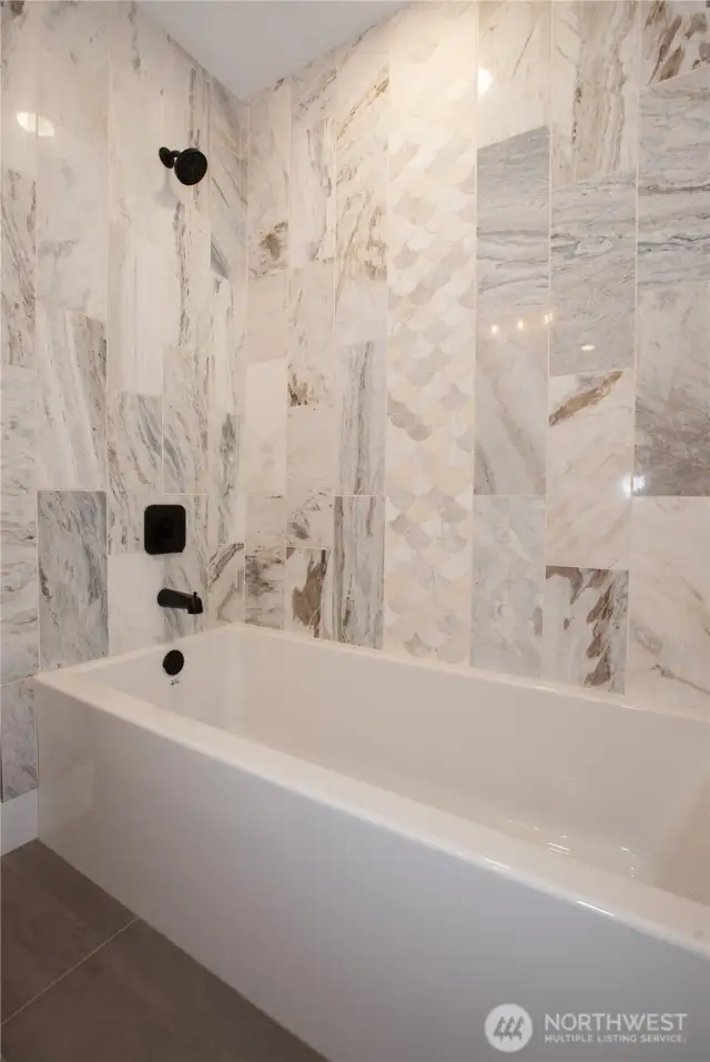 Bath tub