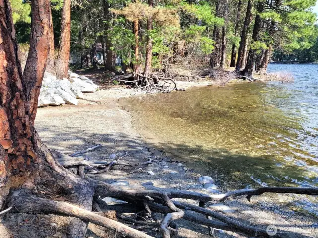 Enjoy peaceful riverfront moments at the Ponderosa’s private community beach—perfect for sun-soaked lounging, skipping stones, or dipping your toes in the crystal-clear Wenatchee River.
