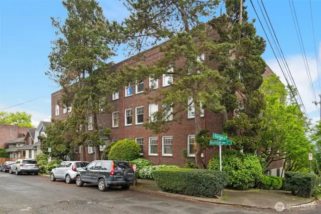 Corner unit on classic Capitol Hill block near everything you love!