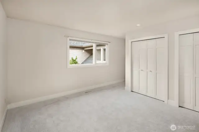 Second generously sized bedroom, ideal for home office, hobby room or guests.