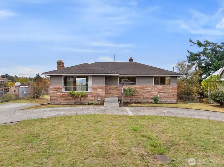 2-tier level lot lends itself to taking full advantage of the stunning Mt Rainier view