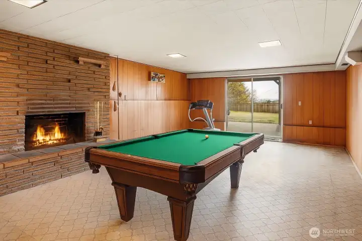 Daylight basement - Sliders to back yard - virtual staging