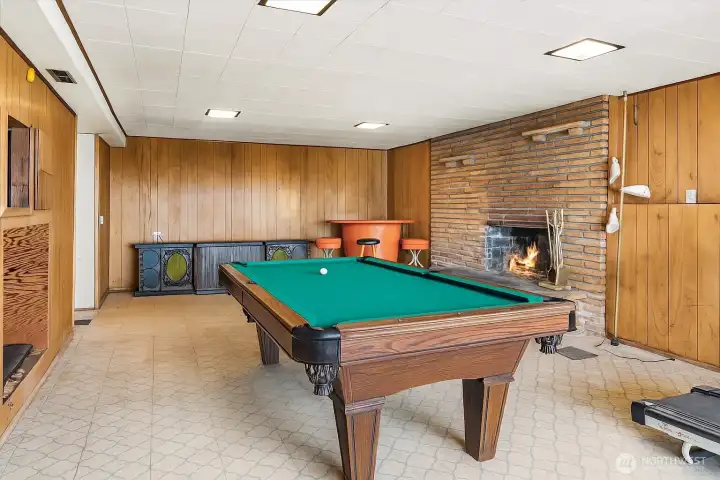 Large recroom w/fireplace - virtual staging